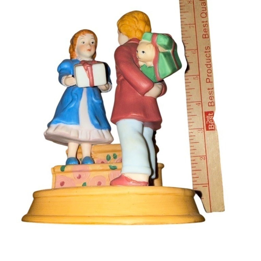 Avon Christmas Memories Figurine 1984 Fourth‎ Edition Joy of Giving 6in flawed